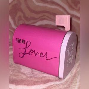 Taylor Swift Keepsake Mailbox